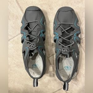 Athletic Works size 8 women’s gray and teal bungee closed toe sandals.